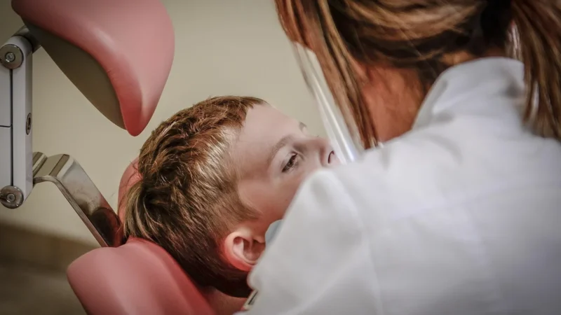 Centrum stomatologiczne Legnica: implanty oraz wsparcie dermatologa i laryngologa