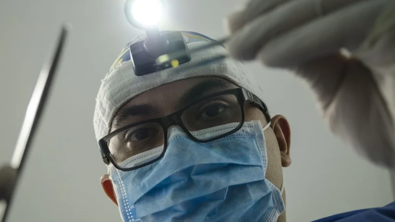 Kompleksowa stomatologia na Mokotowie — licówki, bonding, korekta dziąseł i implanty